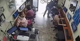 شاهد.. لحظة سرقة فتاة لهاتف من مقهى إنترنت