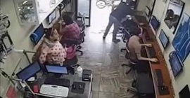 شاهد.. لحظة سرقة فتاة لهاتف من مقهى إنترنت