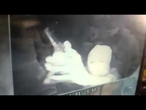بالفيديو.. يستعرض أمام الكاميرات بعد سرقة متجر في #رفحاء