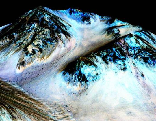 وكالة ناسا تعلن اكتشاف مياه مالحة في المريخ