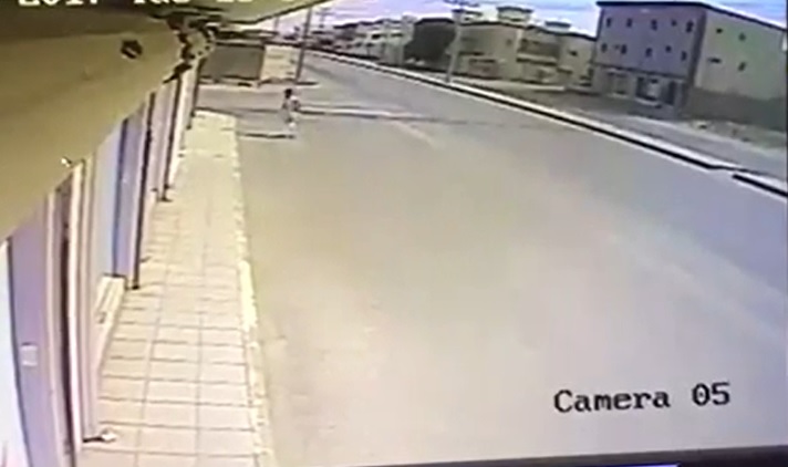 بالفيديو .. لص يسطو على صيدلية بالبكيرية في نهار رمضان