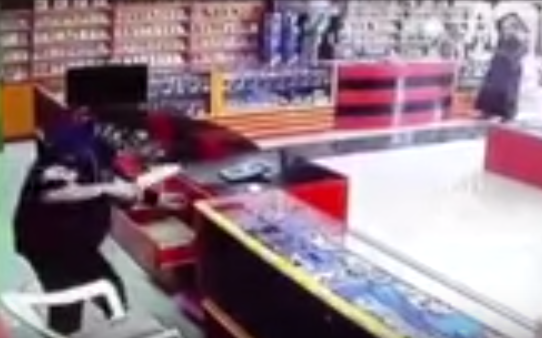 بالفيديو.. سطو مسلح لمقنعين على محل إلكترونيات برمال #الرياض