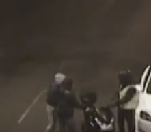 بالفيديو.. سطو مسلح على راكب دراجة بخارية وسط الشارع