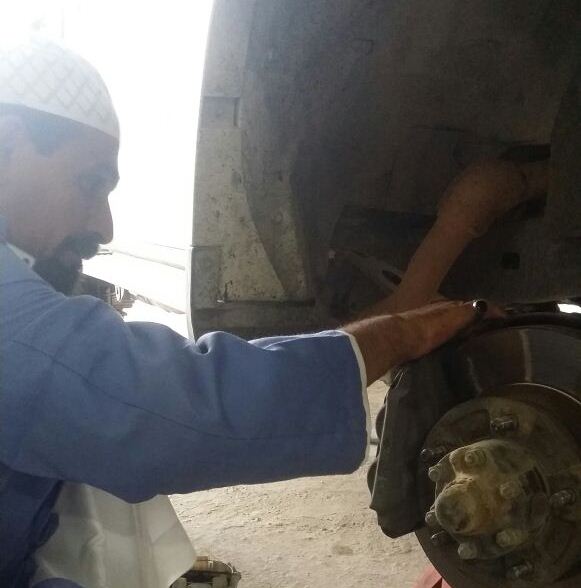 سعد شاب سعودي ميكانيكي في بيشة (2)