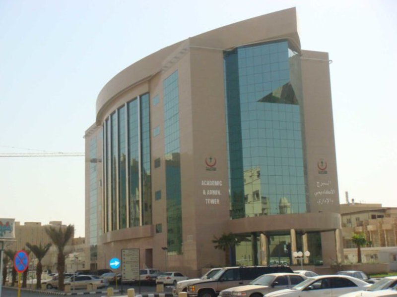 مواطن يكشف معاناته بعد جراحة خاطئة كادت تودي بحياته بالخارج وسعود الطبية تنقذه