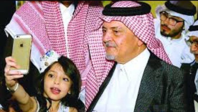 شاهد.. تواضع الفقيد #سعود_الفيصل مع الأطفال
