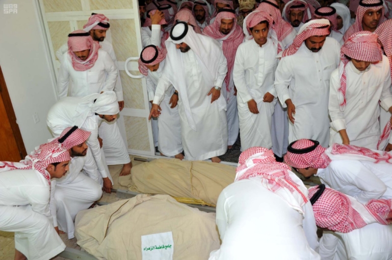 سعود بن نايف يؤدي الصلاة على الشهيد المطيري2