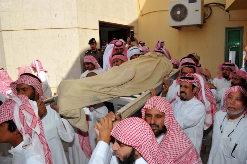 سعود بن نايف يؤدي الصلاة على الشهيد المطيري4