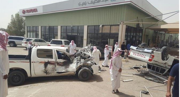 بالصور.. سعودي أصيب بنوبة صرع فاقتحم وكالة سيارات