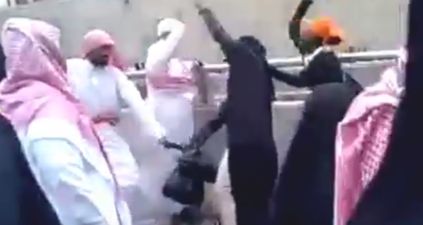 بالفيديو.. سعودي يضرب 3 إفريقيات بـ”العقال” قرب الحرم المكي