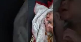 فيديو صادم.. مواطن يعثر على رضيع حديث الولادة جوار صناديق النفايات