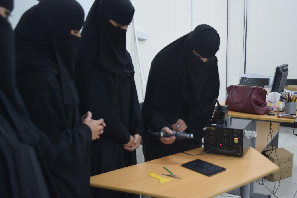 سعوديات يروين أسرار اقتحامهن عالم صيانة الجوالات