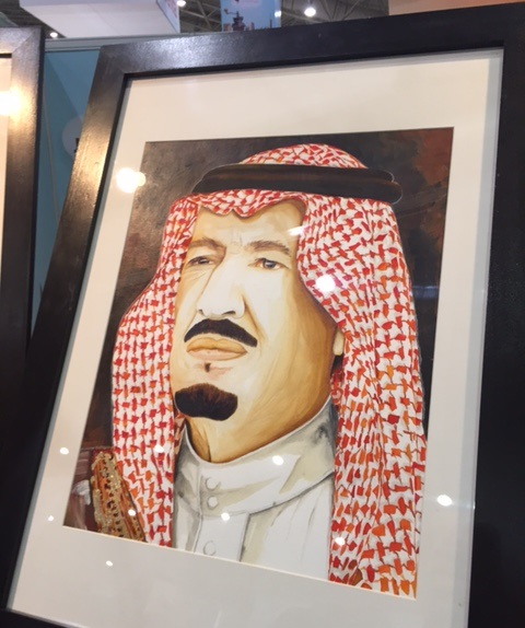 بالصور.. “سعودية” تُبدع في رسم #خادم_الحرمين بـ”الزعفران”