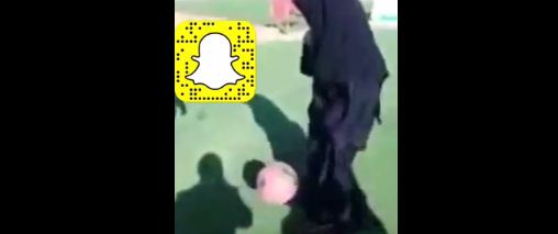 بالفيديو.. سعودية تستعرض مهاراتها الكروية بـ العباءة فأبهرت الرجال