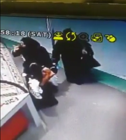 شاهد.. امرأة تنشل حقيبة فتاة داخل سوق في #الرياض