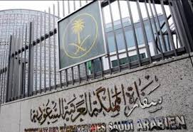 القائم بالأعمال ودبلوماسيون بسفارة المملكة بلبنان يعودون إلى الرياض