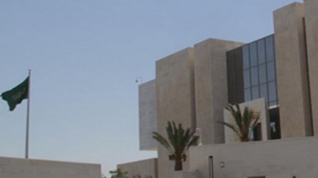 السفارة لدى الأردن تعلق على مقطع إتلاف قوارير ماء زمزم