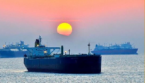سفن إيرانية تتحرك من ميناء بندر عباس وتختفي بعرض البحر