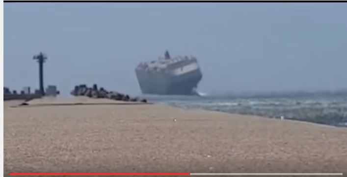 بالفيديو.. سفينة ضخمة تقاوم الجنوج بسبب الرياح العاتية