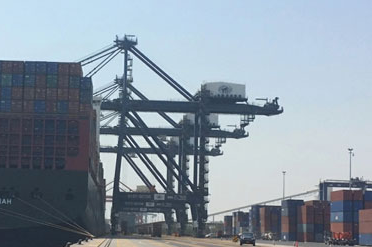 سفينة ” درب الخير ” تصل لميناء عدن محملة بـ 3540 طناً من المواد الغذائية والطبية