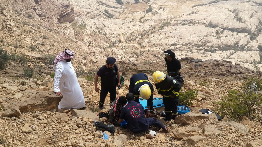 بالصور.. إنقاذ إفريقي سقط من مرتفعات جبل القهر في جازان