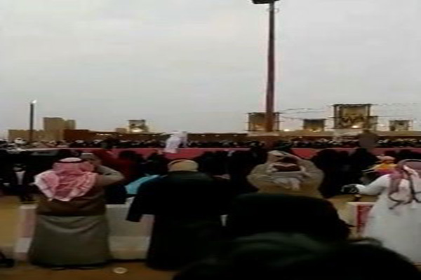 فيديو متداول .. سقوط “رشاش” في جناح الإمارات بالجنادرية
