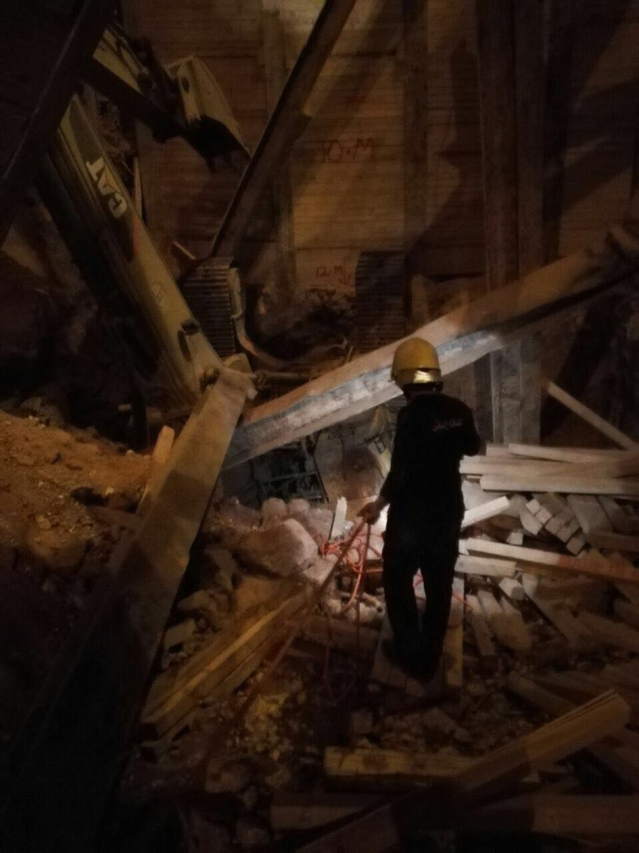 سقوط “بوكلين” إثر انهيار أرضي يقتل عاملاً ويصيب آخر في الرياض