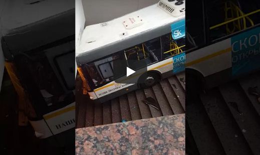بالفيديو .. سقوط حافلة في نفق مشاة يقتل ويصيب 20