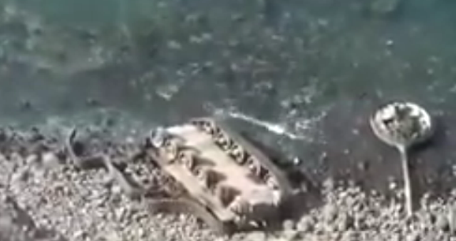 بالفيديو.. سقوط دبابة بالبحر بعد هروبها من #عاصفة_الحزم