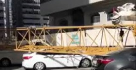 شاهد.. سقوط رافعة على 5 سيارات في أبو ظبي