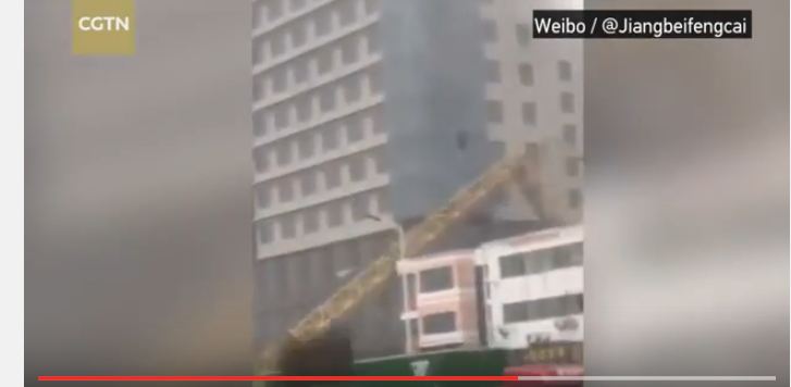 بالفيديو.. لحظة سقوط رافعة عملاقة في الصين