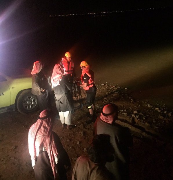 بالصورة.. سقوط سيارة وصاحبها بتجمع مياه في #رفحاء