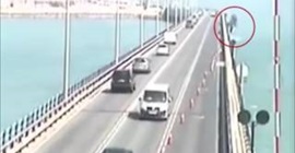 شاهد.. نجاة سائق من الموت بعد سقوط شاحنته من أعلى جسر