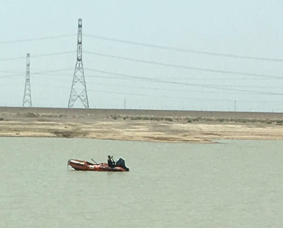 سقوط طائرة شراعية بمستنقع مائي بالمدينة (4)