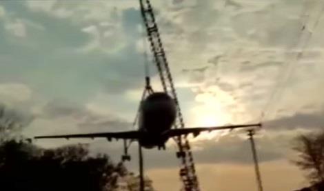 فيديو.. سقوط طائرة هندية خلال عملية نقلها برافعة