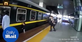 شاهد.. سقوط طفلة أسفل القطار