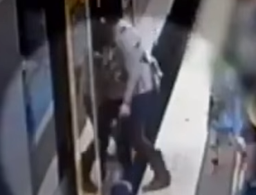لحظة سقوط طفلة تحت القطار في محطة مترو بأستراليا