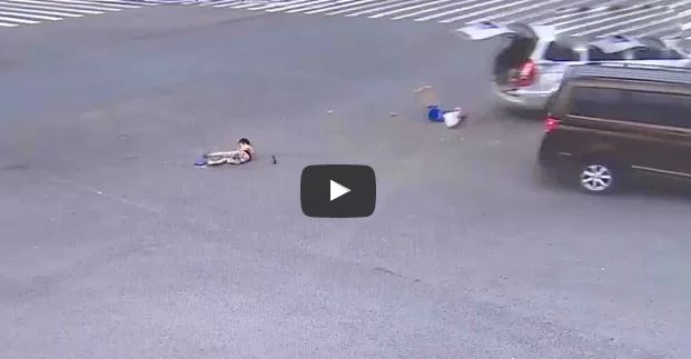 بالفيديو.. سقوط طفلين من الباب الخلفي لمركبة مسرعة