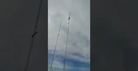 فيديو مروع.. لحظة سقوط عامل من أعلى برج