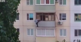 شاهد.. لحظة سقوط عجوز حاول مغادرة منزله من الشرفة