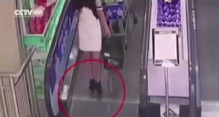 بالفيديو .. سقوط فتاة من على سلم متحرك بأحد المحلات بالصين