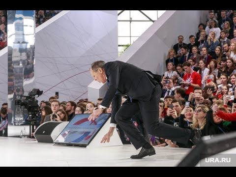 بالفيديو.. وزير الخارجية الروسي يسقط أمام الجمهور