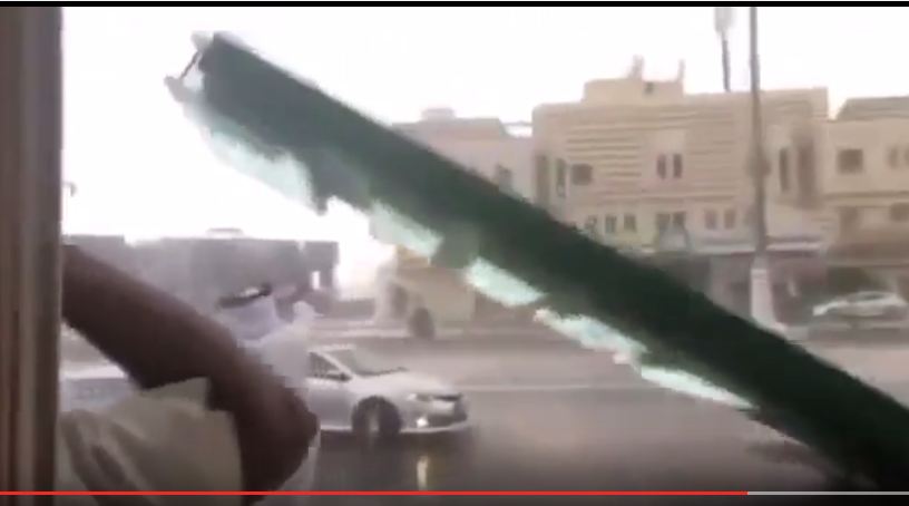 بالفيديو.. نجاة مواطن من سقوط لوحة إعلانية هشّمت سيارته بالمدينة
