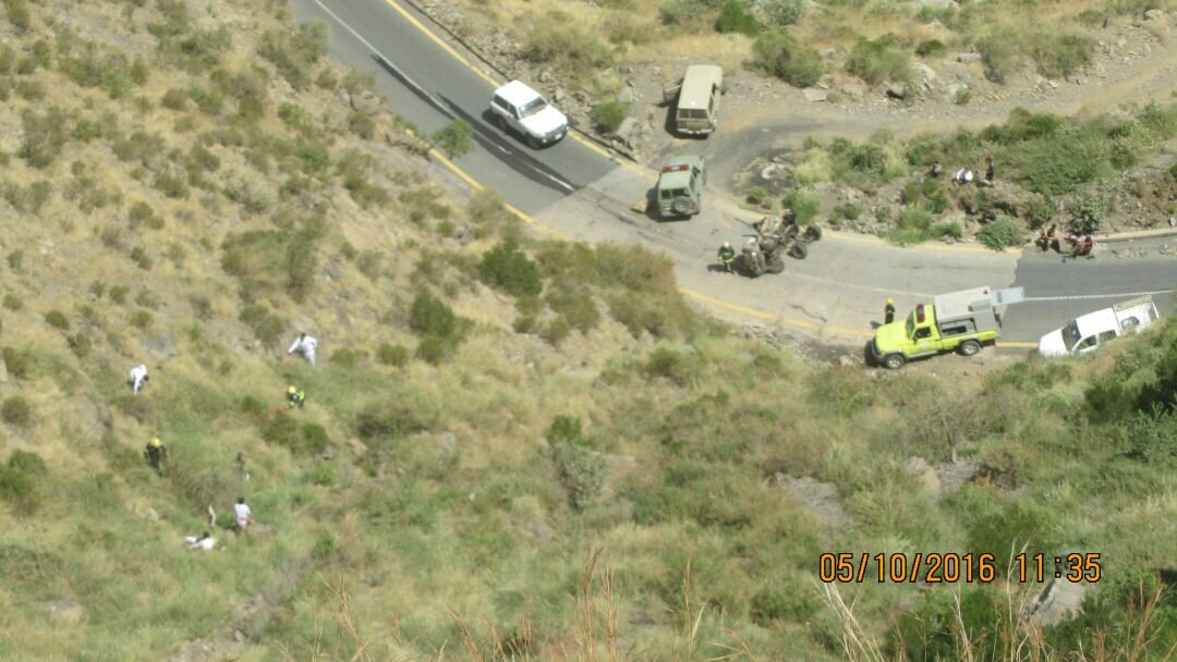 بالصور.. وفاة قائد مركبة سقطت سيارته من فوق جبل طلان في #جازان