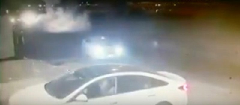 بالفيديو.. سقوط مركبة من أعلى جسر طريق الحرمين بجدة واحتراقها