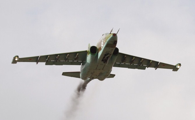 شاهد.. سقوط مقاتلة روسية طراز “سو-25” شرقي روسيا