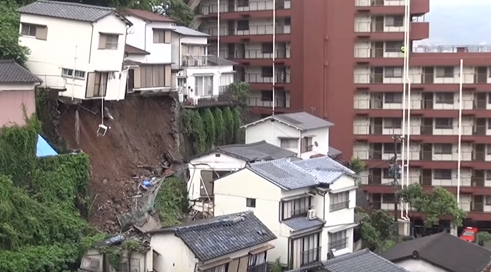 شاهد.. لحظة سقوط منزل بعد انهيارات طينية في اليابان