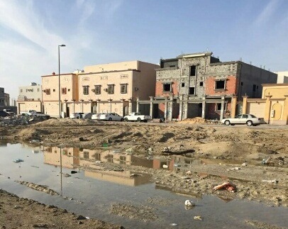 القمامة والبعوض والمستنقعات مشاكل تؤرق سكان ضاحية الملك فهد