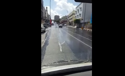 بالفيديو .. سائق يسكب المياه في عرض الشارع بأبها
