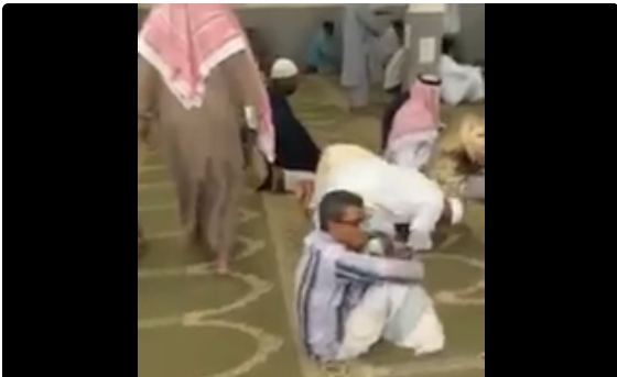 بالفيديو.. مواطن يحمل سلاحًا داخل المسجد .. شاهد رد فعل المصلين
